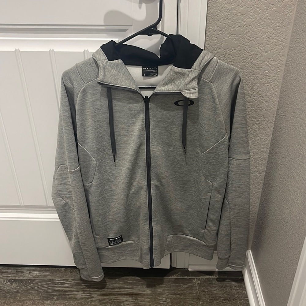 Men’s Oakley zip up hoodie, size small